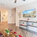 Courtyard View-Walk Score 81-Shopping District-King Bed-Parking G3043
