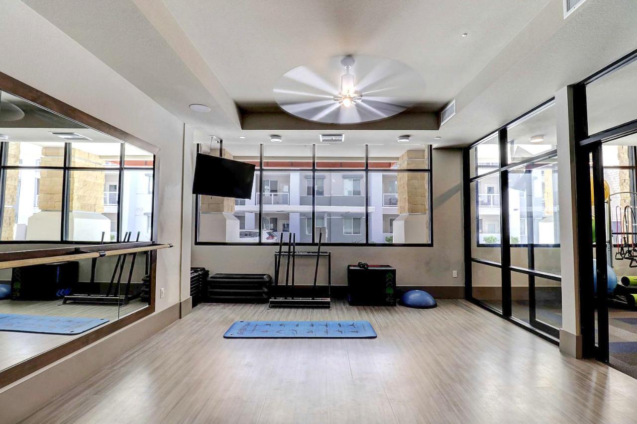 Courtyard View-walk Score 81-shopping District-king Bed-parking G3043 Apartamento *