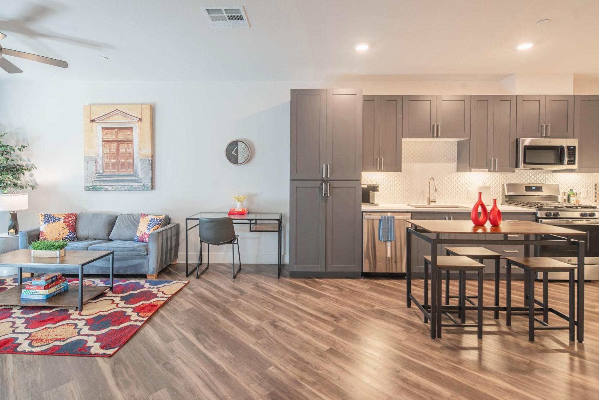 Apartamento Courtyard View-walk Score 81-shopping District-king Bed-parking G3043 *